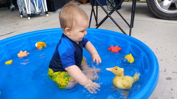 Chàng vệ sĩ vịt và cậu chủ tí hon đáng yêu nhất quả đất - Ảnh 3.