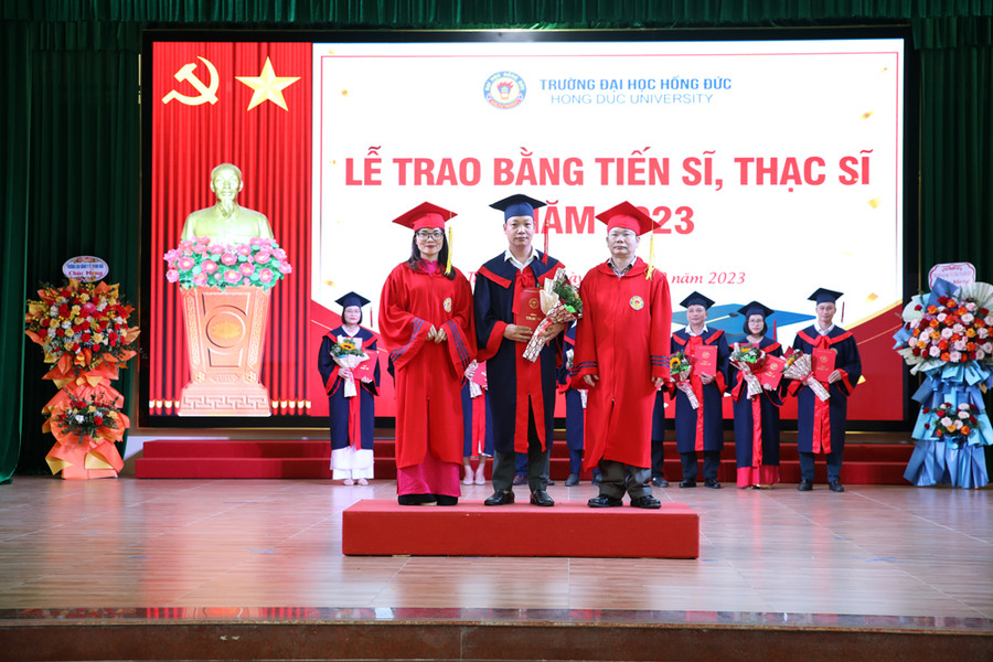 Trường Đại học Hồng Đức trao bằng tốt nghiệp cho học viên. Trường Đại học Hồng Đức trao bằng tốt nghiệp cho học viên.