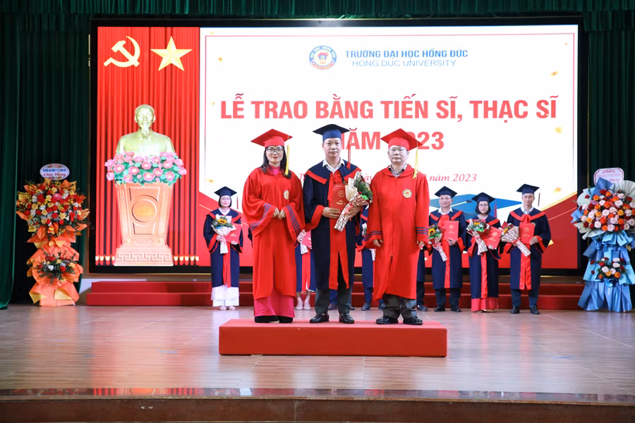 Trường Đại học Hồng Đức trao bằng tốt nghiệp cho học viên.