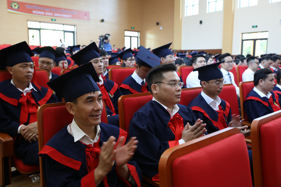 Các học viên trong buổi lễ trao bằng tiến sĩ, thạc sĩ Trường Đại học Hồng Đức. Các học viên trong buổi lễ trao bằng tiến sĩ, thạc sĩ Trường Đại học Hồng Đức.