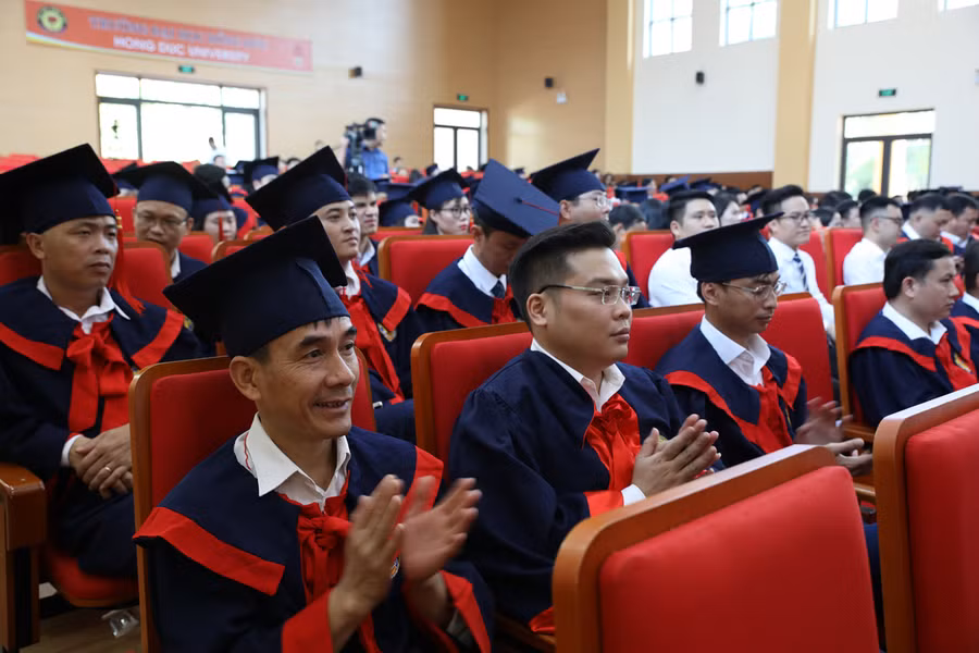 Các học viên trong buổi lễ trao bằng tiến sĩ, thạc sĩ Trường Đại học Hồng Đức.