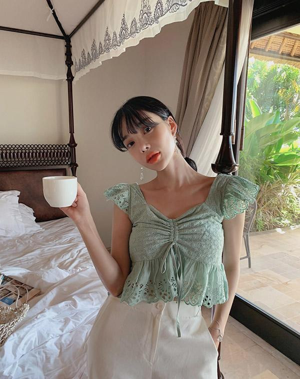 4 mẫu áo mát rượi "đánh bay" nắng nóng mùa hè ảnh 19 cu bao mua he la ac mong, do la boi chi em bo qua 4 mau ao mat ruoi nay - 19