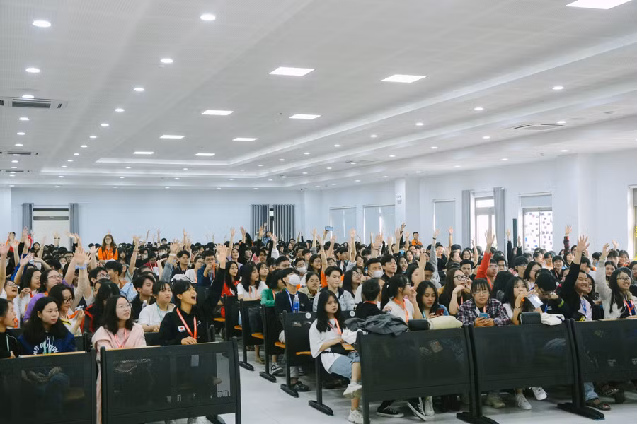 Các học sinh hào hứng với chương trình hướng nghiệp này.