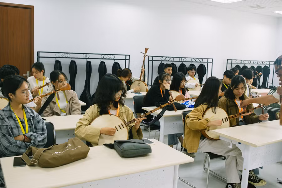 Các em học sinh được trải nghiệm lớp học chuyên ngành nhạc cụ dân tộc