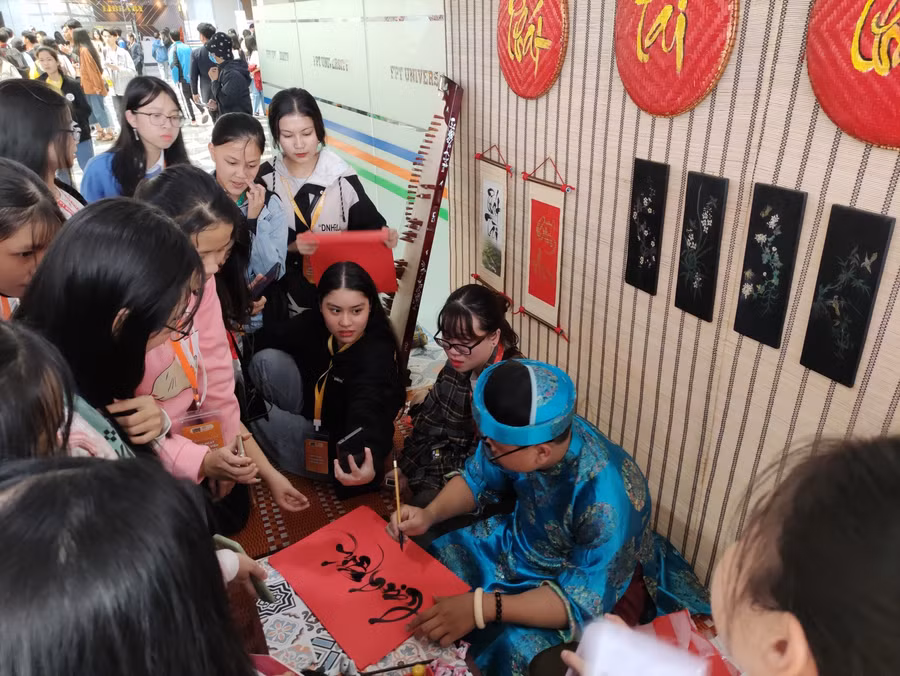 Các chương trình văn hóa dân gian tại trường.