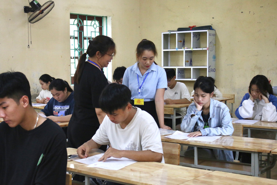 Các thí sinh được Giám thị hỗ trợ hoàn tất thông tin tại ngày làm thủ tục dự thi. Các thí sinh được Giám thị hỗ trợ hoàn tất thông tin tại ngày làm thủ tục dự thi.