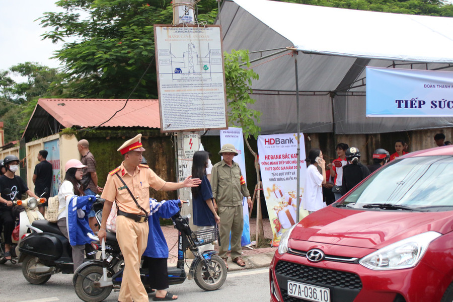 Lực lượng công an túc trực, đảm bảo an ninh trật tự, an toàn giao thông tại điểm thi. Lực lượng công an túc trực, đảm bảo an ninh trật tự, an toàn giao thông tại điểm thi.