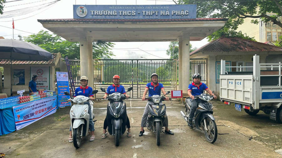 Đội hình xe ôm miễn phí tiếp sức mùa thi. Đội hình xe ôm miễn phí tiếp sức mùa thi.