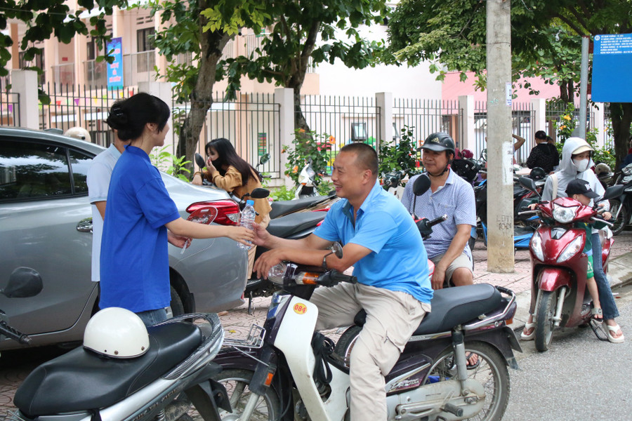 Lực lượng tình nguyện hỗ trợ phát nước, quạt miễn phí cho phụ huynh tại các điểm thi. Lực lượng tình nguyện hỗ trợ phát nước, quạt miễn phí cho phụ huynh tại các điểm thi.