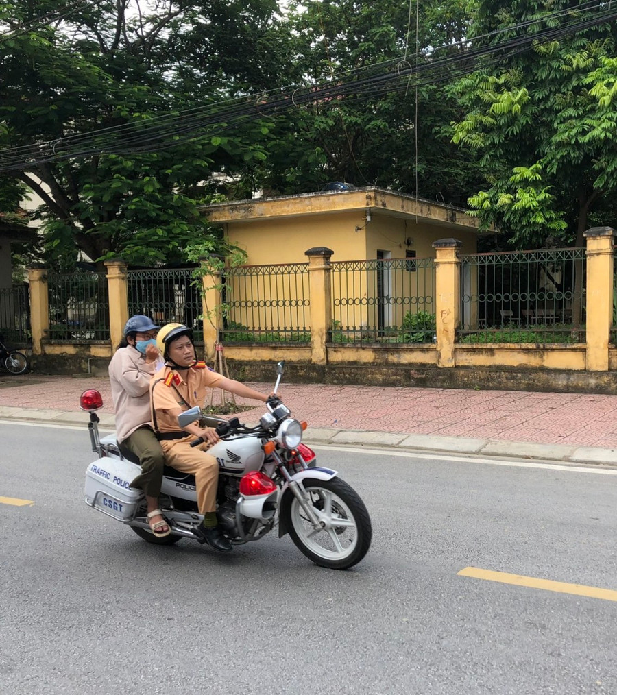 Nữ sinh ở điểm thi tốt nghiệp trường THPT Bắc Kạn được Cảnh sát giao thông hỗ trợ về nhà lấy giấy tờ và trở lại điểm thi Nữ sinh ở điểm thi tốt nghiệp trường THPT Bắc Kạn được Cảnh sát giao thông hỗ trợ về nhà lấy giấy tờ và trở lại điểm thi