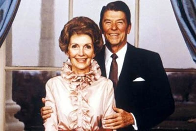 Vợ chồng Tổng thống Ronald Reagan luôn dành cho nhau những cử chỉ âu yếm (Ảnh: Internet).