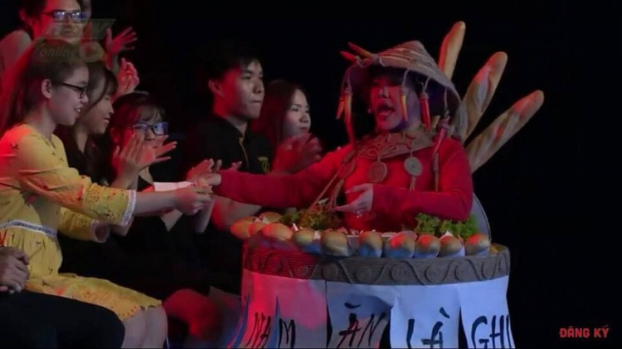 Cô rao bán bánh mì khắp khán đài. Cô rao bán bánh mì khắp khán đài.