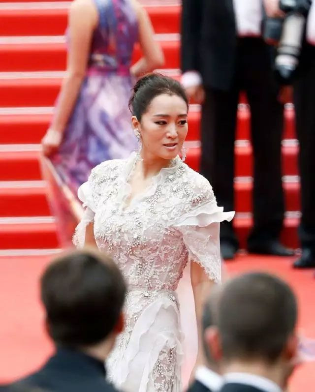 Dáng vóc và thần thái của Củng Lợi vẫn được truyền thông và người hâm mộ khen ngợi hết lời.