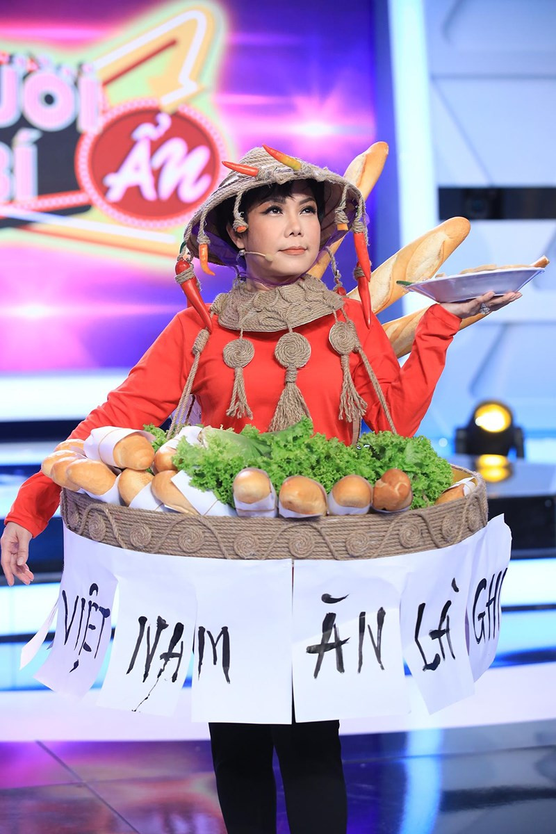 Nữ danh hài cứ như thể đang thi quốc phục tại Hoa hậu Hoàn vũ Thế giới giống H"Hen Niê vậy. Nữ danh hài cứ như thể đang thi quốc phục tại Hoa hậu Hoàn vũ Thế giới giống H"Hen Niê vậy.