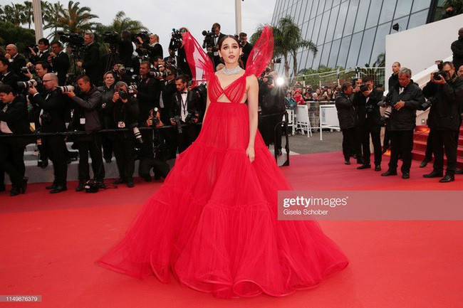 Tại LHP Cannes 2019 đang diễn ra, Chompoo Araya là mỹ nhân Thái Lan thu hút nhiều sự chú ý của truyền thông quốc tế bởi những màn xuất hiện ấn tượng trên thảm đỏ.