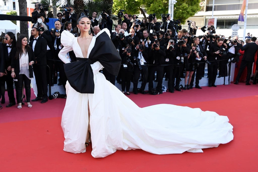 Diễn viên Ấn Độ Deepika Padukone "quét" thảm đỏ với đầm đen trắng của Dundas.