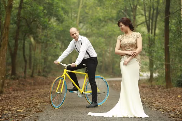  Vợ chồng trẻ quyết định sẽ đi qua 11 quốc gia – các vùng đất trồng trà nổi tiếng từ Hungary về Việt Nam bằng xe đạp trong 1 năm tới. 