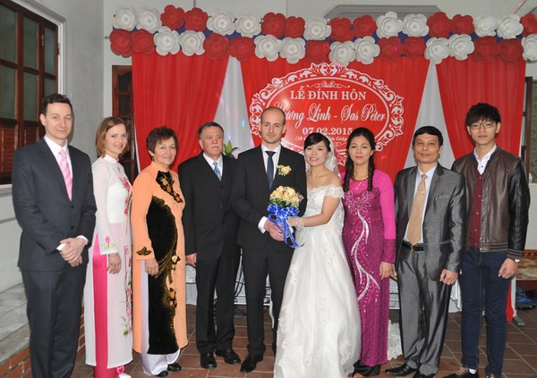 Chồng Tây - vợ Việt đạp xe xuyên biên giới từ Hungary về Việt Nam ảnh 3 Đám cưới ở Việt Nam, tháng 2 năm 2015.