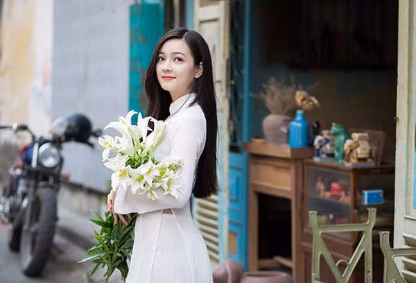 Cô rất thích mặc áo dài, đặc biệt là áo dài trắng.