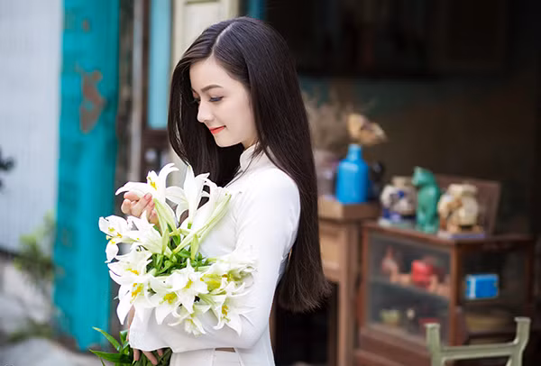  Bộ ảnh được thực hiện với ý tưởng kết hợp giữa những yếu tố từ ba miền đất nước là: người con gái miền Trung, loài hoa miền Bắc (hoa loa kèn) và bối cảnh Sài Gòn (miền Nam). 