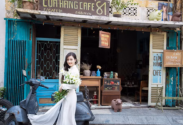 Quỳnh Trâm từng tham gia cuộc thi nét đẹp sinh viên do trường tổ chức và đoạt giải Á khôi 1 - Nét đẹp sinh viên Công Nghiệp lần V năm 2015