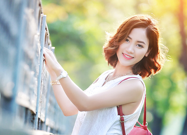 Học cô bạn 9x vóc dáng nhỏ nhắn tạo hình xinh đẹp, bắt mắt ảnh 3 Mùa hè này, Hường chọn cách trang điểm nhẹ nhàng với tông nâu và hồng