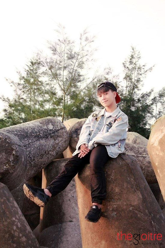 Đặc biệt, mỗi khi buồn 9X thích lấy xe máy đi dạo phố một mình. "Vừa đi, vừa nghe nhạc... điều đó khiến mình được thư giãn và cảm thấy thoải mái hơn. Mình cũng xem đây là những lần để bản thân nghiệm lại mọi chuyện, từ đó suy nghĩ chín chắn hơn".