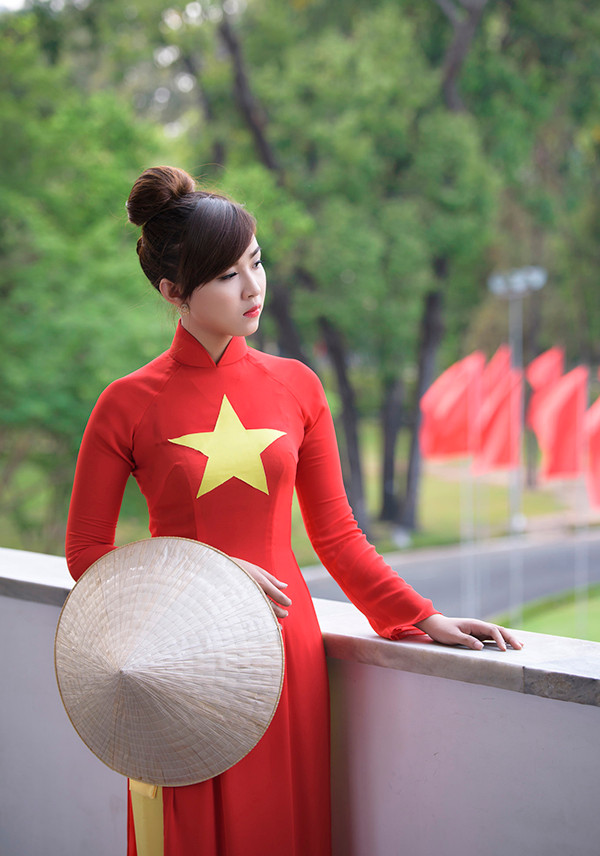 Thiếu nữ mặc áo dài cờ đỏ sao vàng thăm Dinh Độc Lập ảnh 2 Thiếu nữ mặc áo dài cờ đỏ sao vàng thăm Dinh Độc Lập ảnh 2