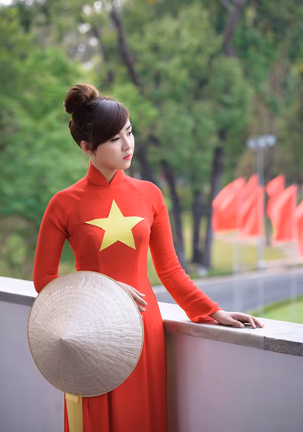 Thiếu nữ mặc áo dài cờ đỏ sao vàng thăm Dinh Độc Lập ảnh 2