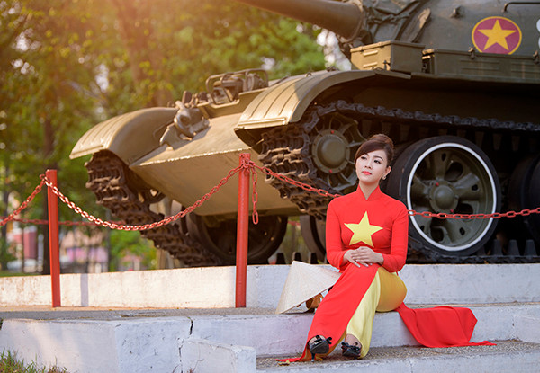 Thiếu nữ mặc áo dài cờ đỏ sao vàng thăm Dinh Độc Lập ảnh 9 Nơi đây gợi cho Thảo nhiều hoài niệm về lịch sử nước nhà