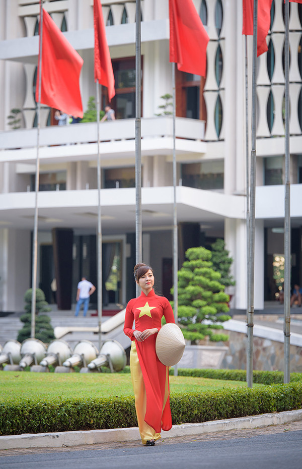 Thiếu nữ mặc áo dài cờ đỏ sao vàng thăm Dinh Độc Lập ảnh 3 Thiếu nữ mặc áo dài cờ đỏ sao vàng thăm Dinh Độc Lập ảnh 3