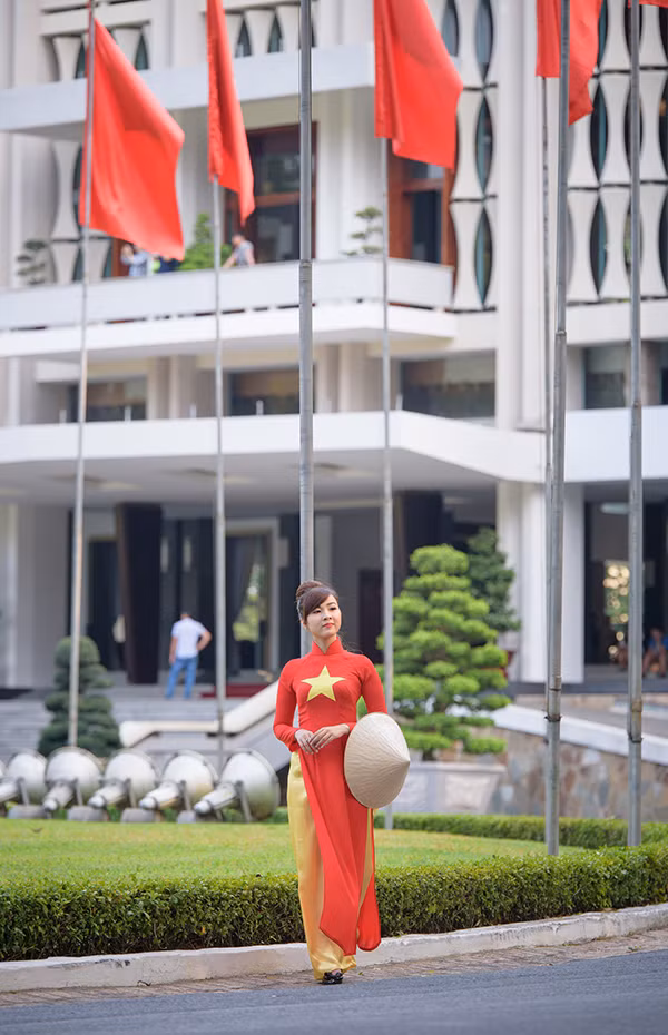 Thiếu nữ mặc áo dài cờ đỏ sao vàng thăm Dinh Độc Lập ảnh 3