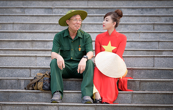 Thiếu nữ mặc áo dài cờ đỏ sao vàng thăm Dinh Độc Lập ảnh 6 Hai thế hệ bất ngờ gặp gỡ tại chứng tích lịch sử Dinh Độc Lập