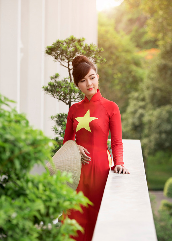 Thiếu nữ mặc áo dài cờ đỏ sao vàng thăm Dinh Độc Lập ảnh 10 Thiếu nữ mặc áo dài cờ đỏ sao vàng thăm Dinh Độc Lập ảnh 10