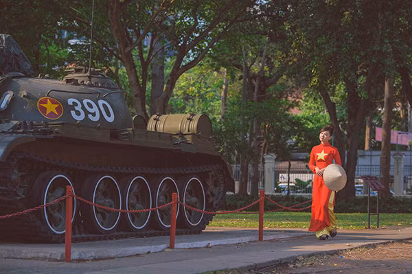 Thiếu nữ mặc áo dài cờ đỏ sao vàng thăm Dinh Độc Lập ảnh 8