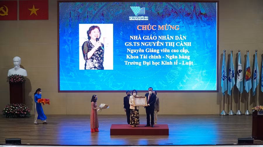 PGS.TS Vũ Hải Quân- Giám đốc ĐHQG TP.HCM trao danh hiệu Nhà giáo Nhân dân cho GS.TS Nguyễn Thị Cành