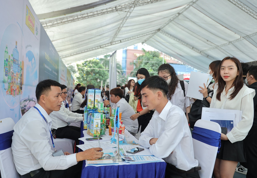 Năng lực ngoại ngữ tốt sẽ giúp lao động dễ tham gia vào thị trường lao động. Năng lực ngoại ngữ tốt sẽ giúp lao động dễ tham gia vào thị trường lao động.