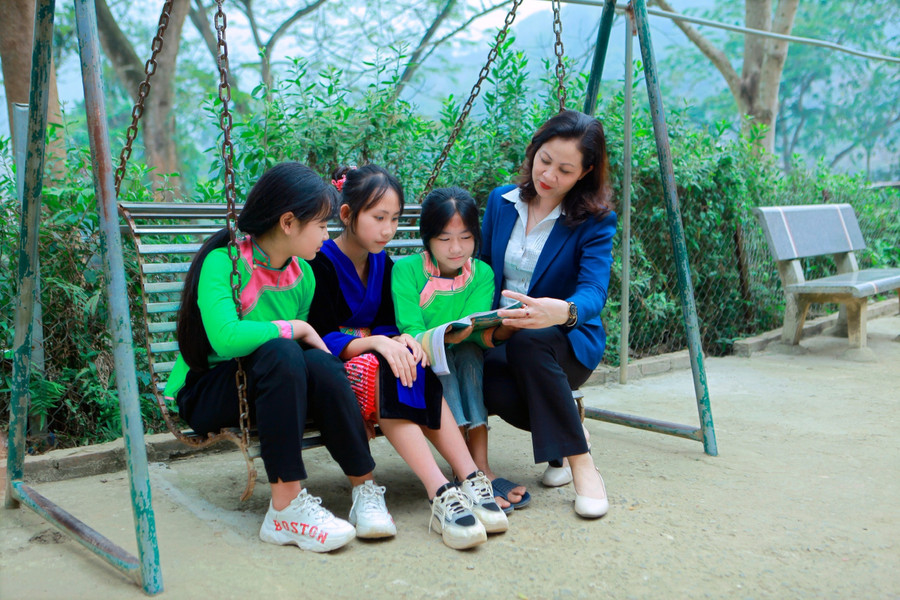 Cô giáo Ngô Thị Bích Thủy và các em học sinh vùng cao Bát Xát - Lào Cai trong một chương trình thiện nguyện Cô giáo Ngô Thị Bích Thủy và các em học sinh vùng cao Bát Xát - Lào Cai trong một chương trình thiện nguyện