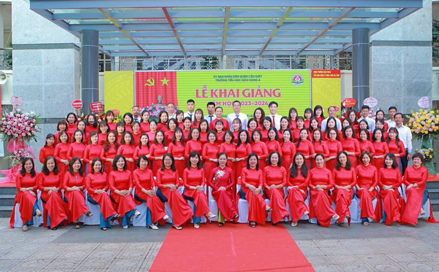 Cô giáo Ngô Thị Bích Thủy cùng tập thể cán bộ, giáo viên, nhân viên trường Tiểu học Dịch Vọng A (Cầu Giấy, Hà Nội) Cô giáo Ngô Thị Bích Thủy cùng tập thể cán bộ, giáo viên, nhân viên trường Tiểu học Dịch Vọng A (Cầu Giấy, Hà Nội)