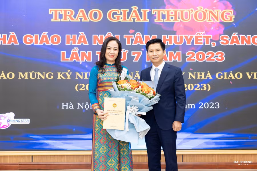 Cô giáo Ngô Thị Bích Thủy - Bí thư Chi bộ, Hiệu trưởng trường Tiểu học Dịch Vọng A (Cầu Giấy) nhận giải thưởng “Nhà giáo Hà Nội tâm huyết sáng tạo” năm 2023