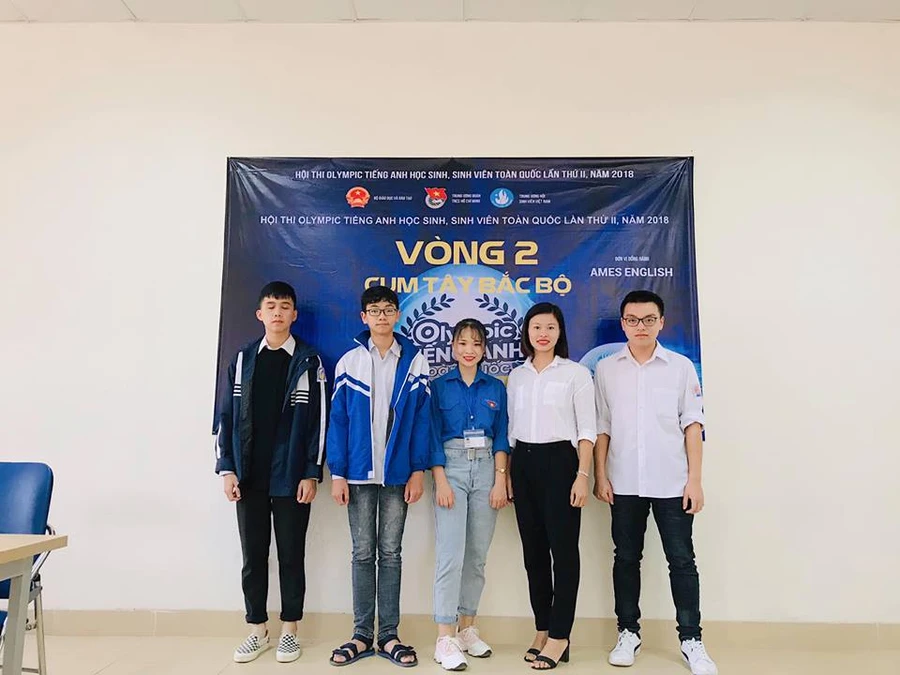 Đỗ Mạnh Dũng (thứ 2 từ trái sang) tại vòng 2 cuộc thi Olympic tiếng Anh học sinh, sinh viên toàn quốc lần thứ 2, năm 2018