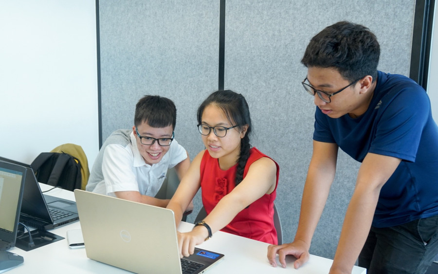 Thủy Tiên cùng bạn trong giờ thực hành trên máy Thủy Tiên cùng bạn trong giờ thực hành trên máy