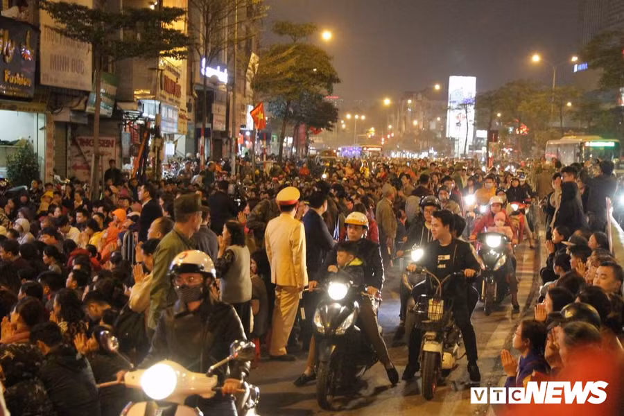 Hang nghin nguoi ngoi tran ra duong cung sao giai han o chua Phuc Khanh, Ha Noi hinh anh 3