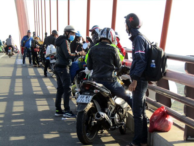 Rất đông người dừng xe chụp ảnh cầu Cần Thơ (ảnh chụp ngày 10/2)