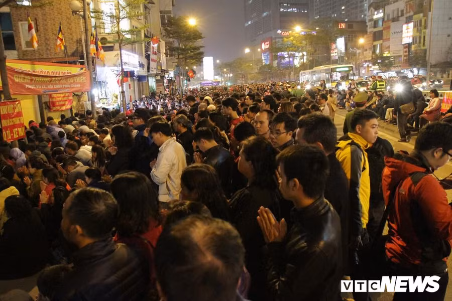 Hang nghin nguoi ngoi tran ra duong cung sao giai han o chua Phuc Khanh, Ha Noi hinh anh 9
