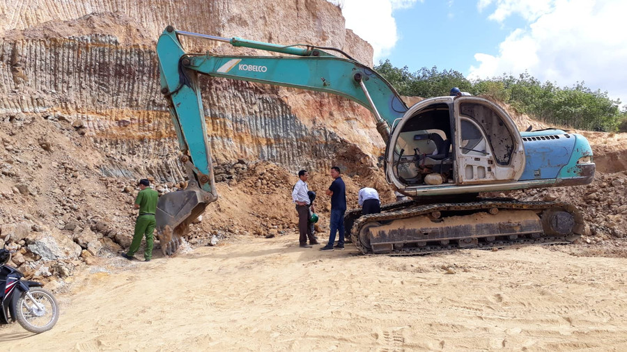 Hiện trường Phó giám đốc Sở tài nguyên bắt “đất tặc”