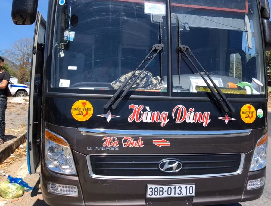 Chiếc xe khách chở quá số hành khách và tài xế dương tính với ma túy đá. 