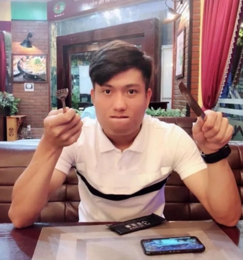 Phan Văn Đức nhìn béo nhưng vẫn đẹp trai.