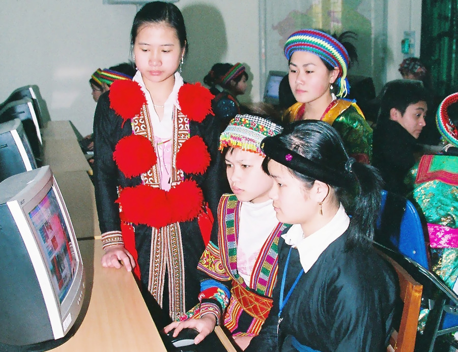 Học sinh dân tộc thiểu số tiếp cận với CNTT Học sinh dân tộc thiểu số tiếp cận với CNTT