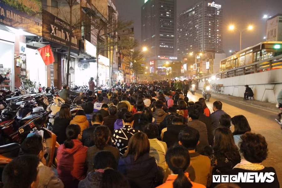 Hang nghin nguoi ngoi tran ra duong cung sao giai han o chua Phuc Khanh, Ha Noi hinh anh 2